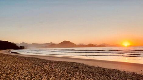 Apartamento en Toninhas, a 120m del mar ¡Wi-Fi, Netflix y comodidad!