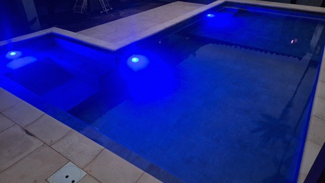 Ampla casa na praia de Barequecaba com 530m área útil à 150m da praia