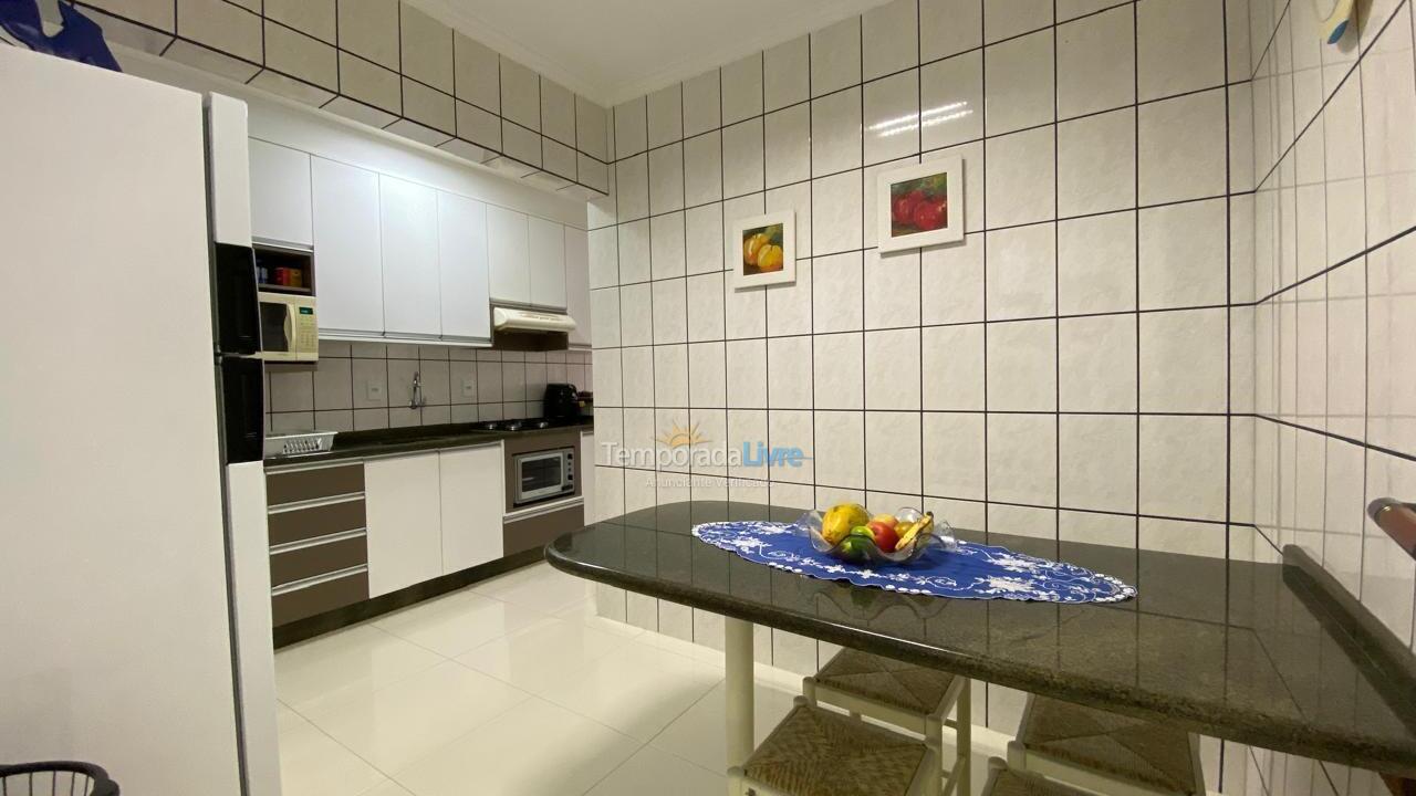 Apartamento para aluguel de temporada em Itapema (Meia Praia)
