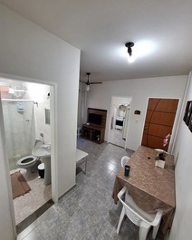 Sala, wc social e cozinha ao fundo 