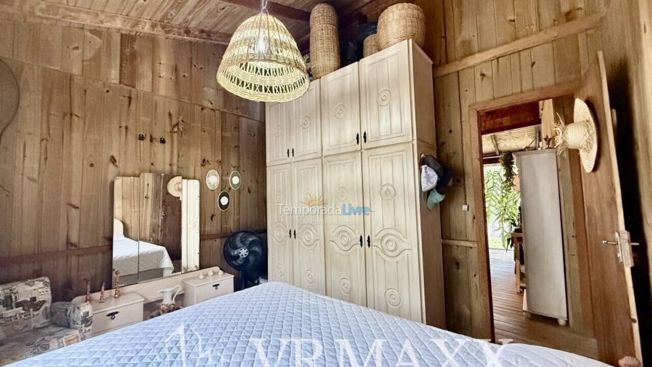 Casa para aluguel de temporada em Bombinhas (Praia de Zimbros)