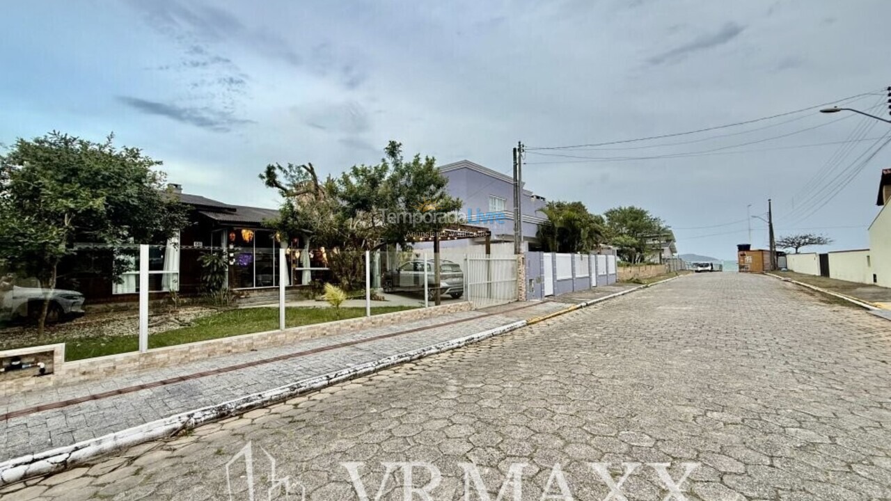 Casa para aluguel de temporada em Bombinhas (Praia de Zimbros)