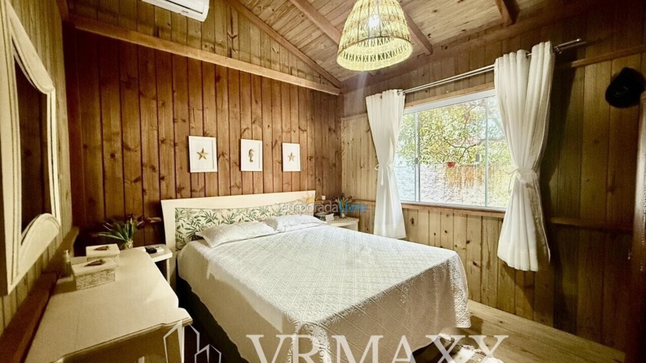 Casa para aluguel de temporada em Bombinhas (Praia de Zimbros)