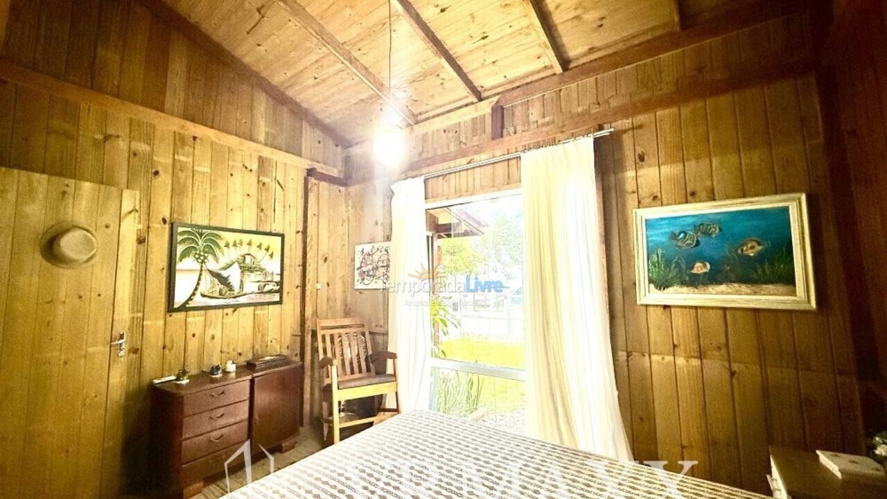 Casa para aluguel de temporada em Bombinhas (Praia de Zimbros)