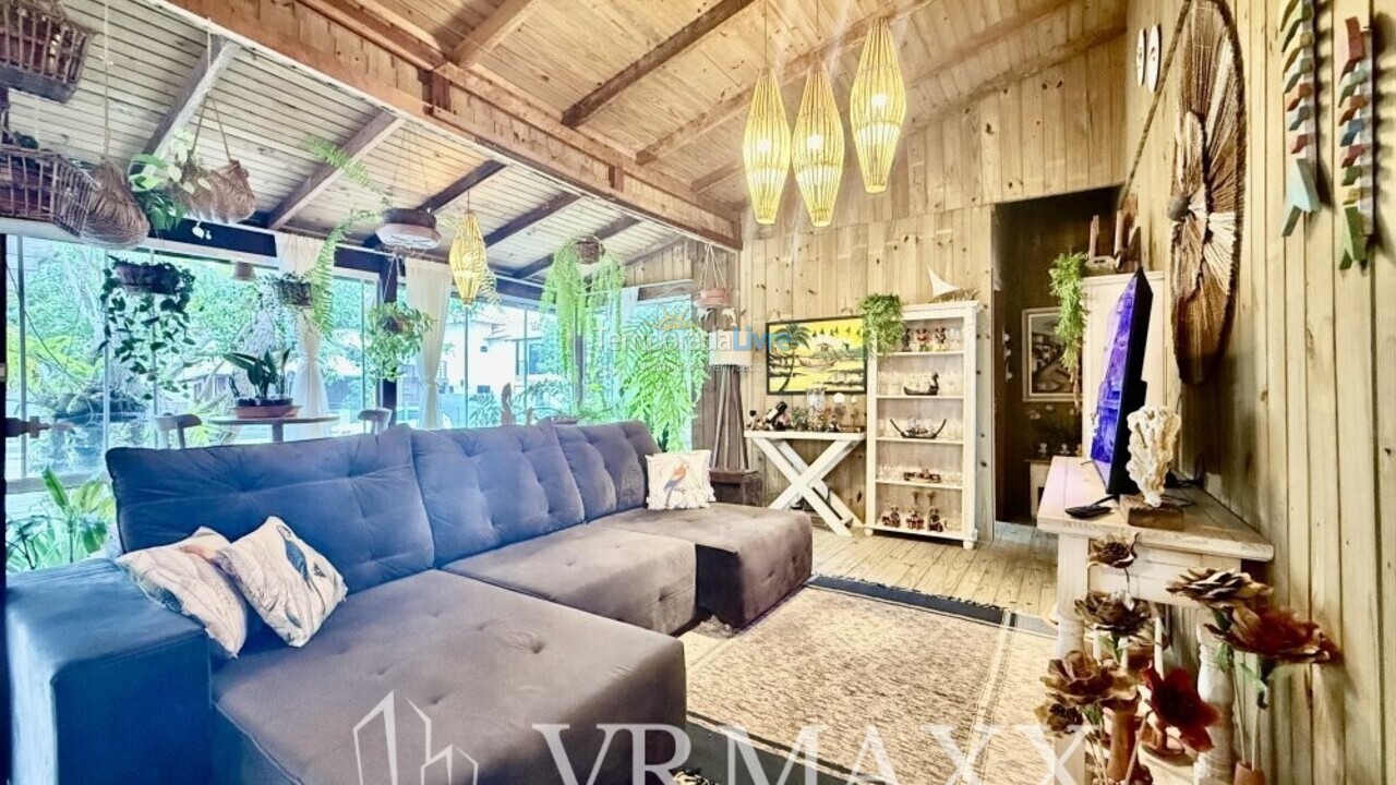 Casa para aluguel de temporada em Bombinhas (Praia de Zimbros)