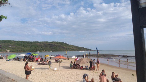 Apto fica menos de  300 metros da água marlin azul 