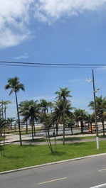 Apto frente pra praia com varanda e garagem coberta