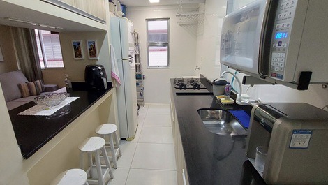 Cozinha completa com cooktop, refrigerador com freezer, airfryer, purificador de água e micro-ondas, eletrodomésticos e todos os utensílios.