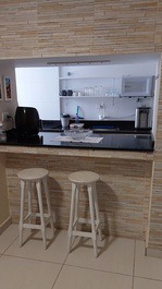 Passa pratos com banquetas altas para as refeições rapidas.