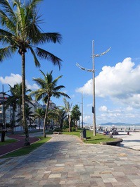 Apto frente pra praia com varanda e garagem coberta