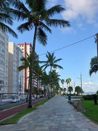 Vista do calçadão, com pista de bicicleta, em frente ao condomínio 