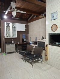 Excelente casa com 4 quartos em Bombinhas a 200m da praia