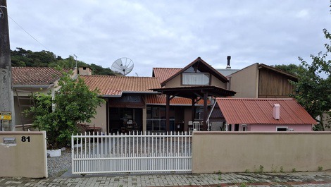 Excelente casa com 4 quartos em Bombinhas a 200m da praia