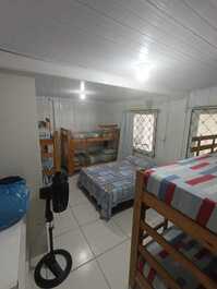 Quarto 1 (cama de casal e três beliches ) ar condicionado e banheiro.