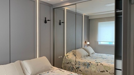 APARTAMENTO 4 DORMITÓRIOS FRENTE MAR PRAIA DE BOMBAS - VARANDAS