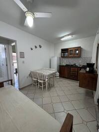 Visão da cozinha de um andar de baixo