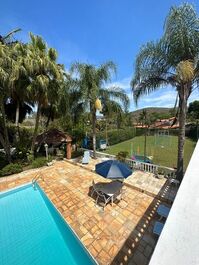 Na área da piscina, você consegue visualizar o campo...