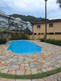 Linda casa de condomínio disponível para locação!