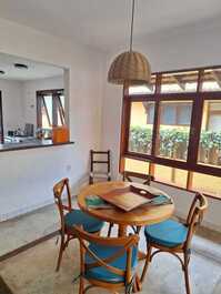 Linda casa de condomínio disponível para locação!