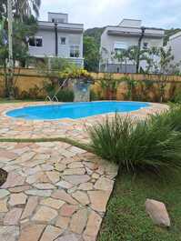 Linda casa de condomínio disponível para locação!