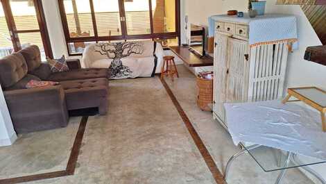 Linda casa de condomínio disponível para locação!