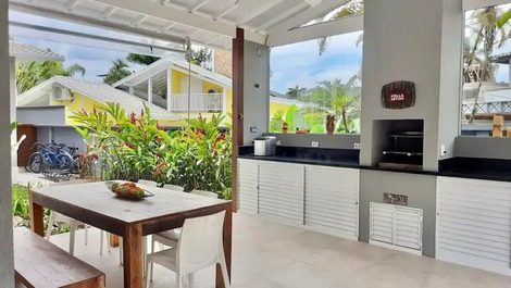 5 suítes, piscina, churrasqueira, 11 pessoas, praia da Baleia