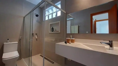 5 suítes, piscina, churrasqueira, 11 pessoas, praia da Baleia