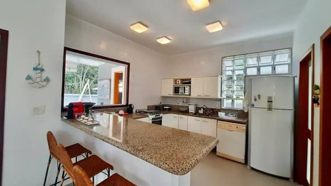 5 suítes, piscina, churrasqueira, 11 pessoas, praia da Baleia