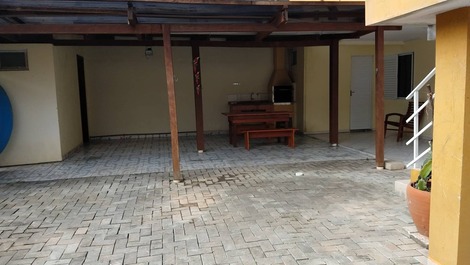 Estacionamento e churrasqueira