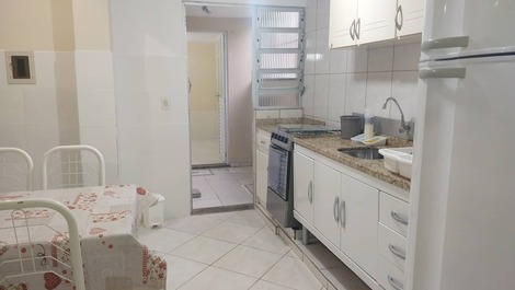 Cozinha com equipamentos completos