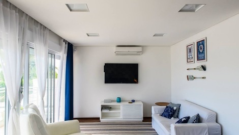 JUQUEHY FACING THE SEA