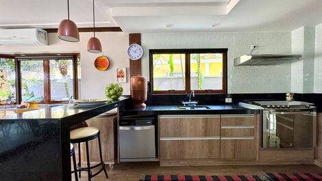 4 suites, piscina y barbacoa. Alquiler en condominio. Baleia.