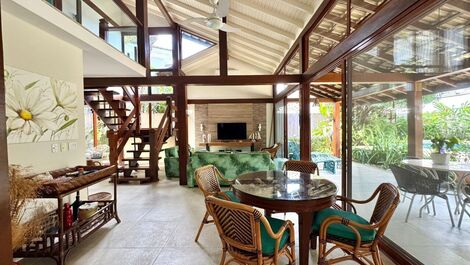 4 suites, piscina y barbacoa. Alquiler en condominio. Baleia.