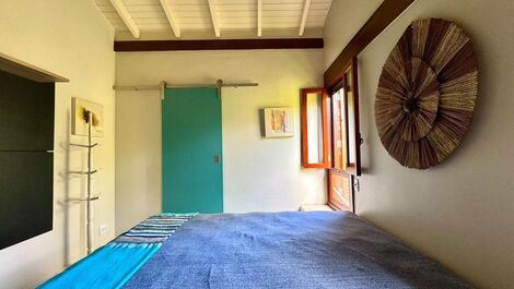 4 suites, piscina y barbacoa. Alquiler en condominio. Baleia.