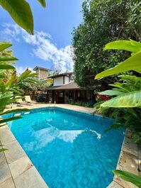 4 suites, piscina y barbacoa. Alquiler en condominio. Baleia.