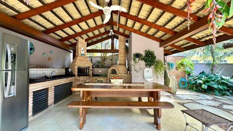 4 suites, piscina y barbacoa. Alquiler en condominio. Baleia.