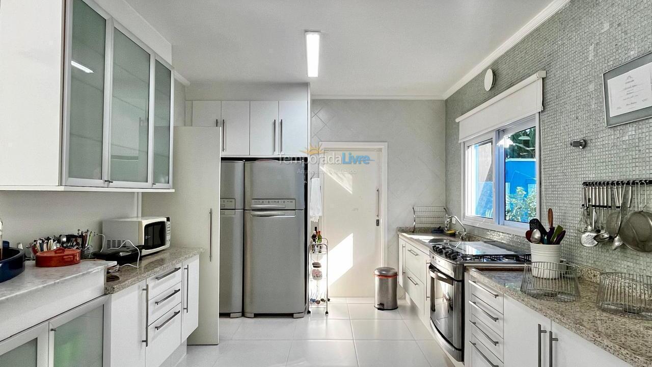 House for vacation rental in São Sebastião (Praia da Baleia Condomínio Baleares)