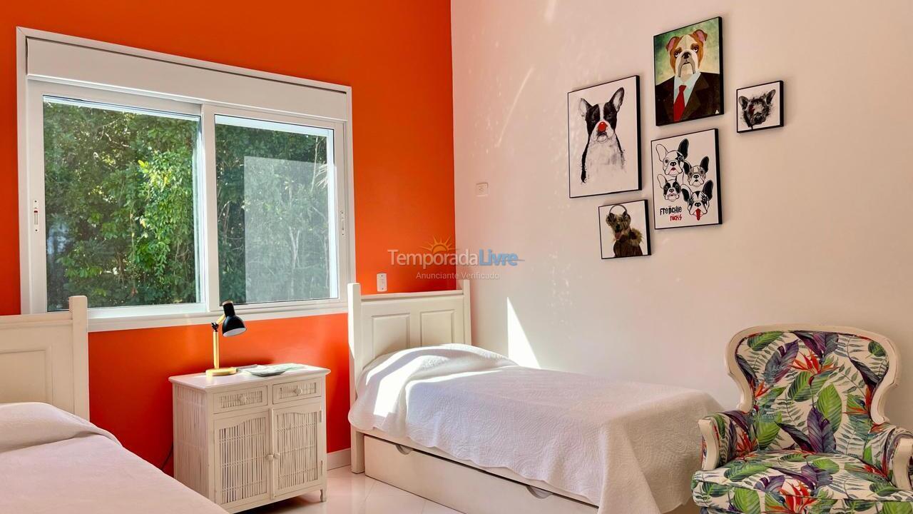 House for vacation rental in São Sebastião (Praia da Baleia Condomínio Baleares)