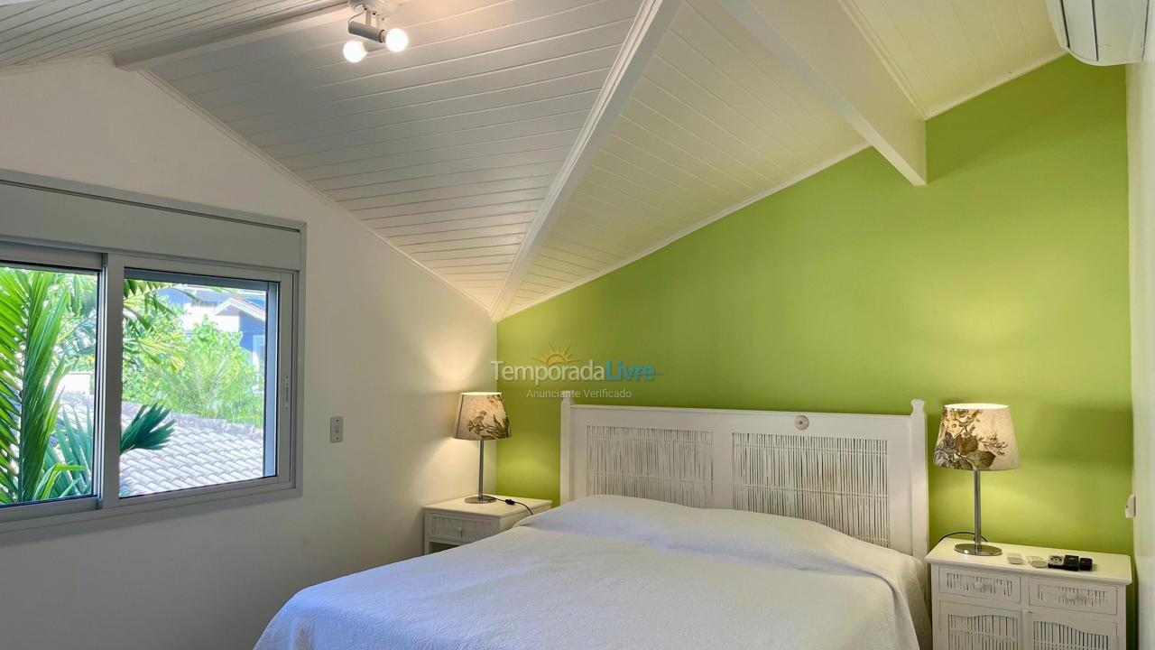 House for vacation rental in São Sebastião (Praia da Baleia Condomínio Baleares)