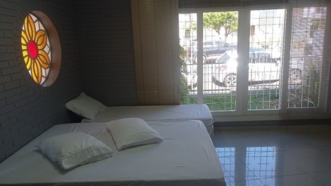  quarto 1 casal banheiro tres a quatro pessoas 