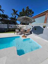 Piscina aquecida com prainha