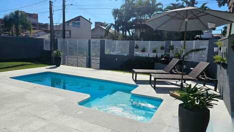 Espreguiçadeiras e guarda-sol