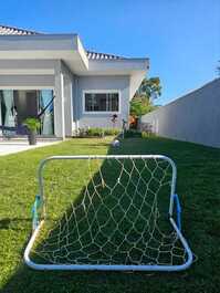 Garagem descoberta 2 veículos, amplo gramado, traves de futebol 