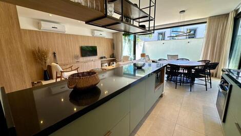 House 30 meters from Juquehy beach with private pool