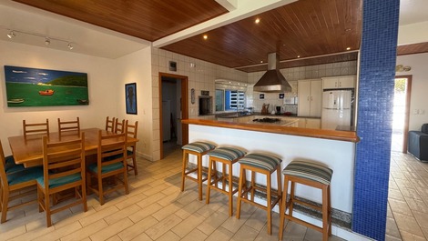 CASA FRENTE MAR DE 5 DORMITÓRIOS NA PRAIA DO CANTO GRANDE