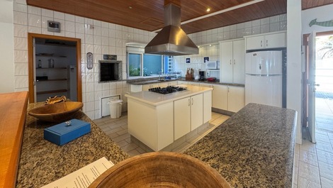 CASA FRENTE MAR DE 5 DORMITÓRIOS NA PRAIA DO CANTO GRANDE