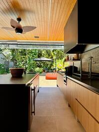 CASA ALTO PADRÃO NA PEAIA DE CAMBURY