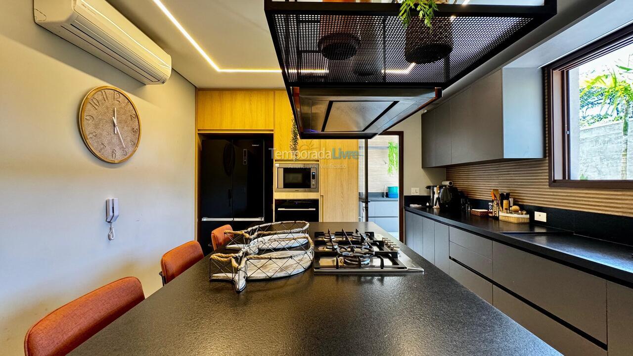 Casa para aluguel de temporada em São Sebastião (Camburi)