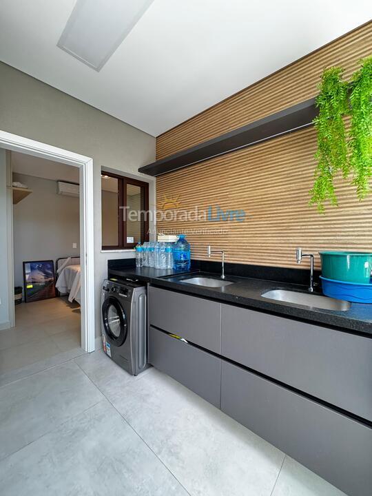 Casa para aluguel de temporada em São Sebastião (Camburi)