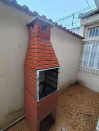 Corredor lateral e churrasqueira